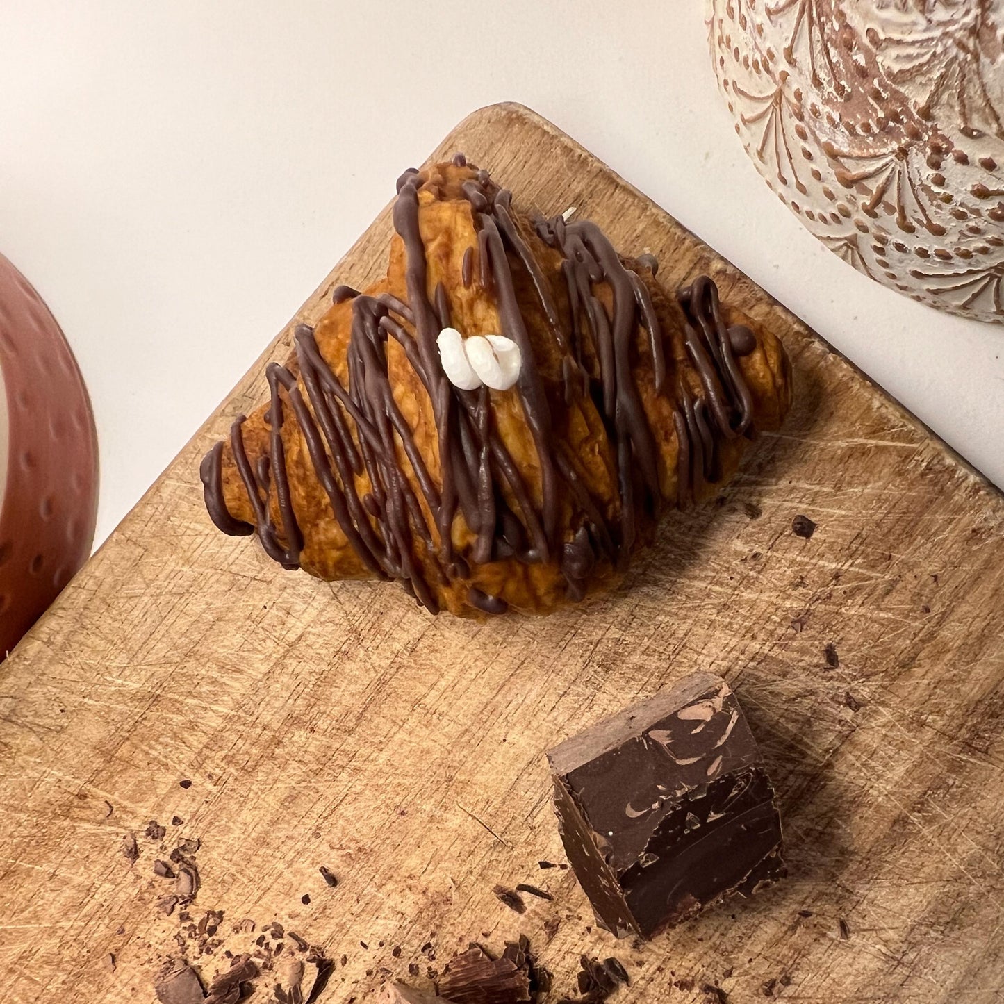 Set Di 2 Croissant Al Cioccolato: A set of 2 chocolate croissant scented candles - Edoné Candles