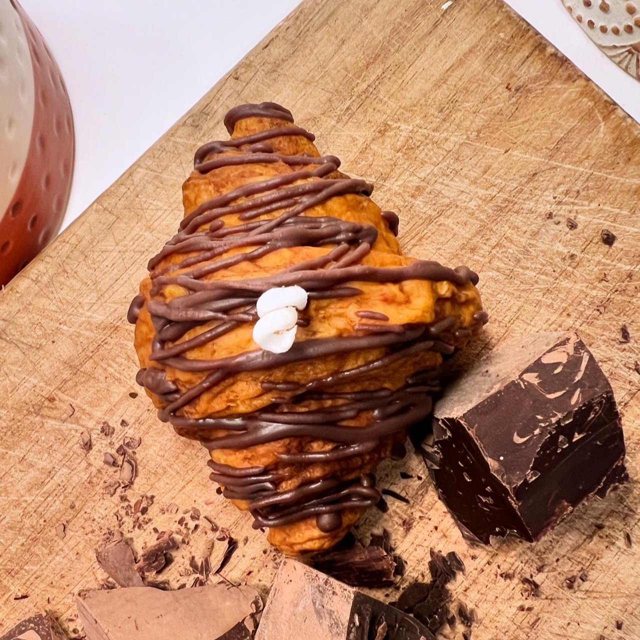 Set Di 2 Croissant Al Cioccolato: A set of 2 chocolate croissant scented candles - Edoné Candles
