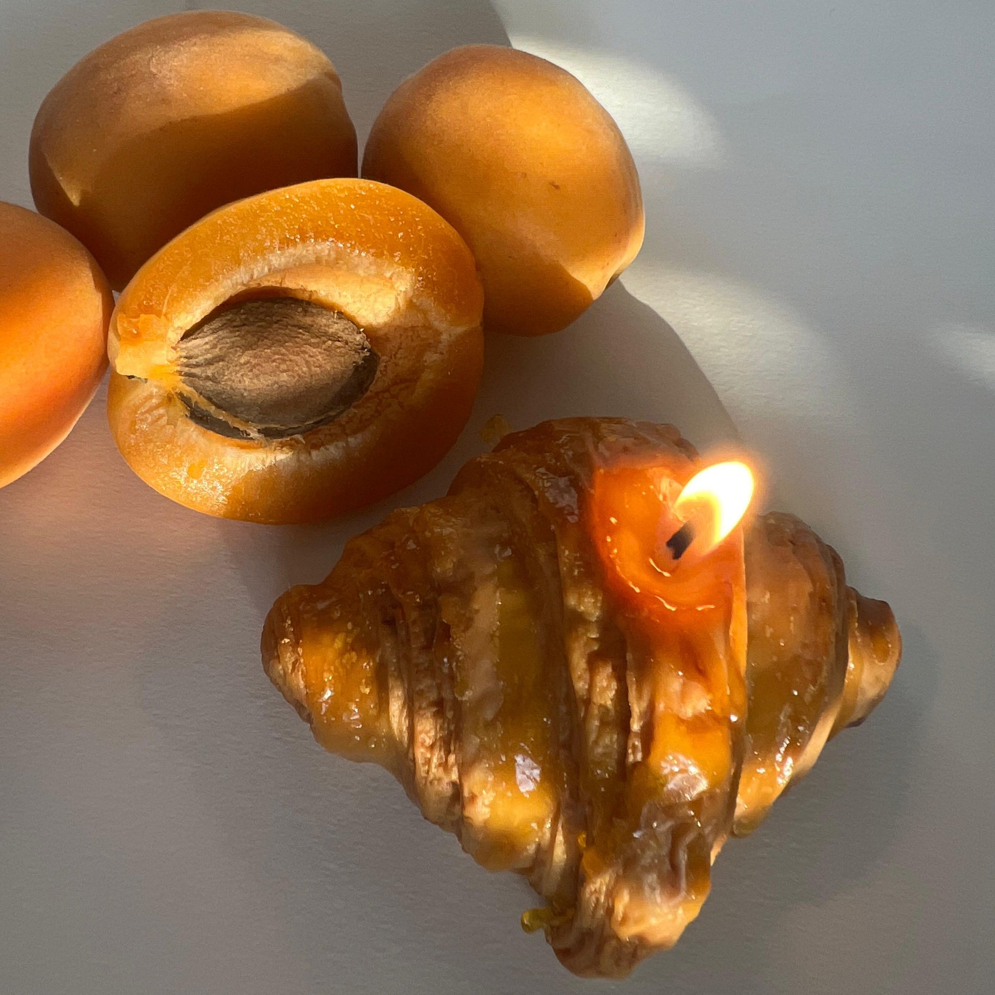 Set Di 2 Croissant con Marmellata Di Albicocche: A Set of 2 Apricot Croissant Scented Candles - Edoné Candles