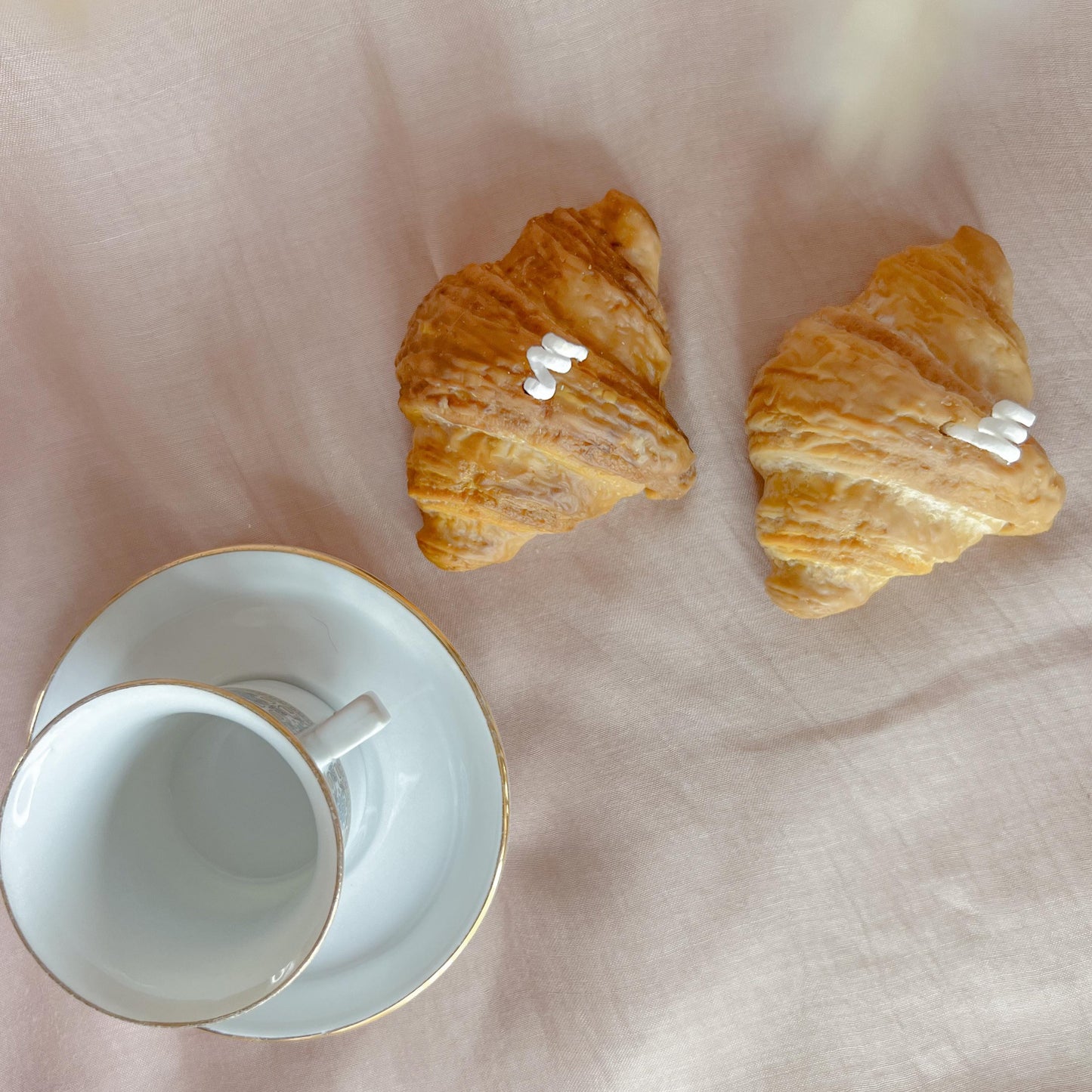 Set Di 2 Cornetti Classici: A Set of 2 Butter Croissant Scented Candles - Edoné Candles