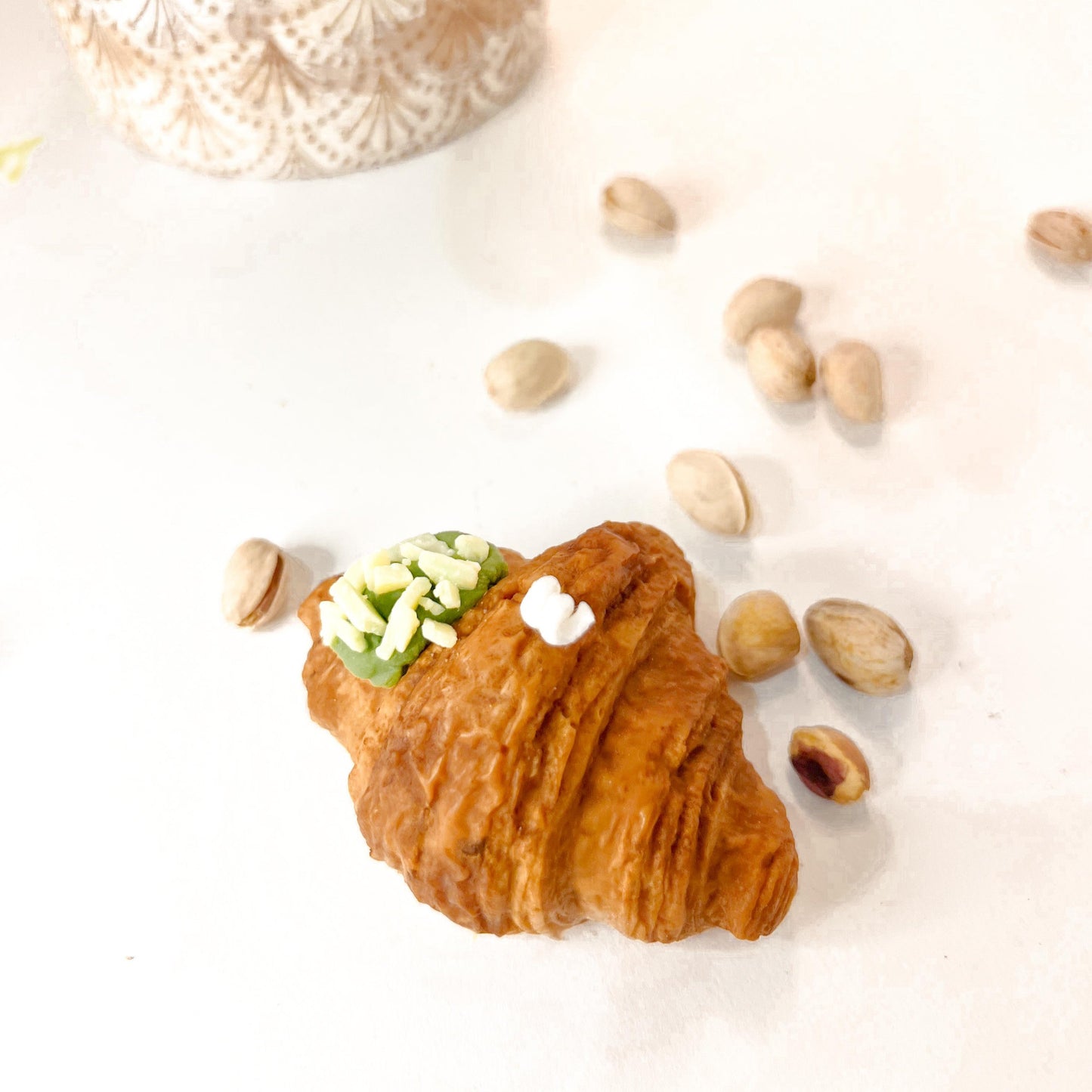 Set Di 2 Croissant Al Pistacchio: A Set of 2 Pistacchio Croissant Scented Candles - Edoné Candles