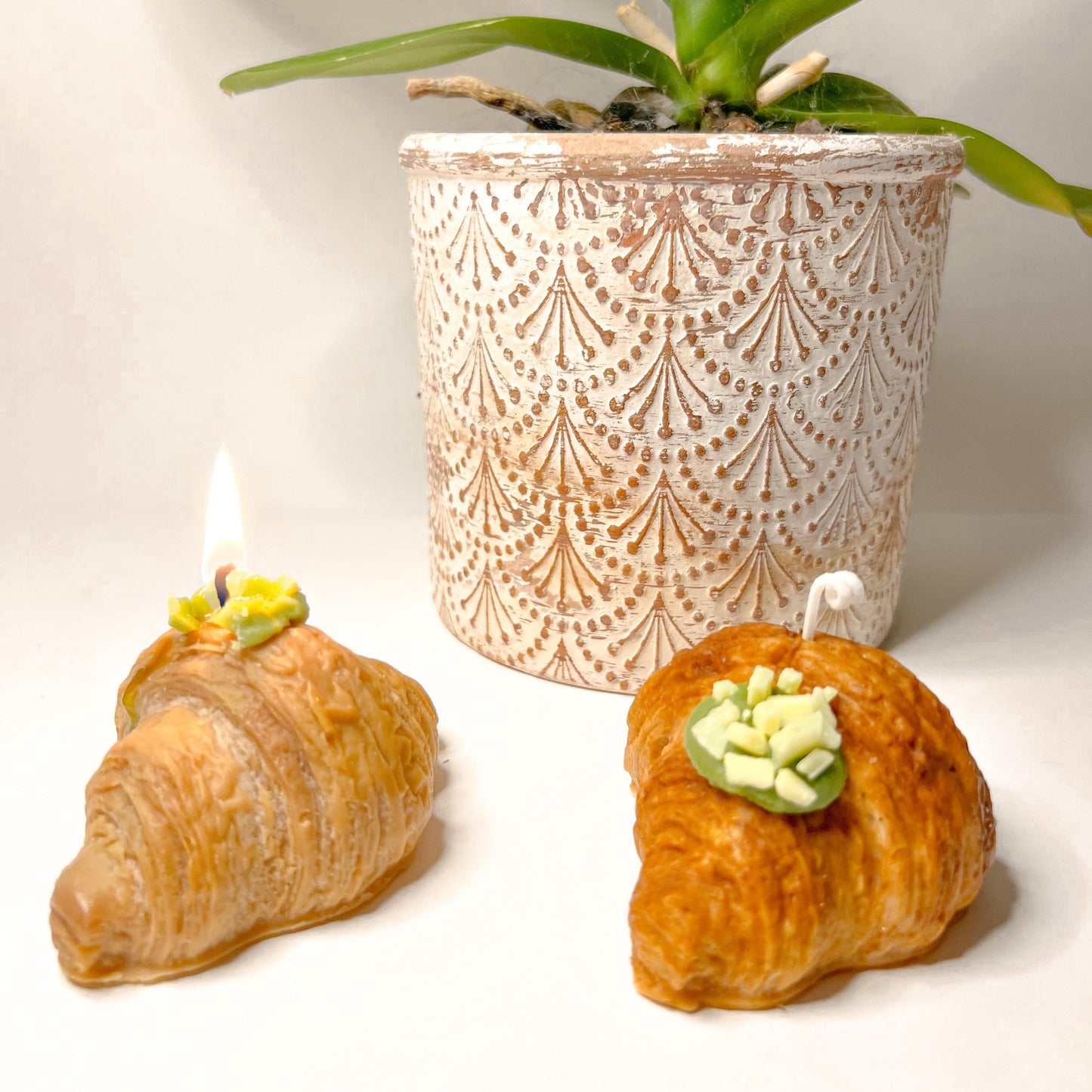 Set Di 2 Croissant Al Pistacchio: A Set of 2 Pistacchio Croissant Scented Candles - Edoné Candles